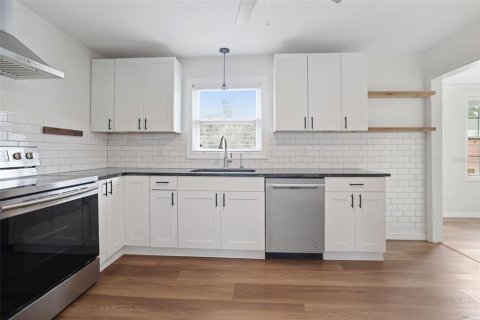 House in Dunedin, Florida 2 bedrooms, 91.04 sq.m. № 1913879 - photo 3