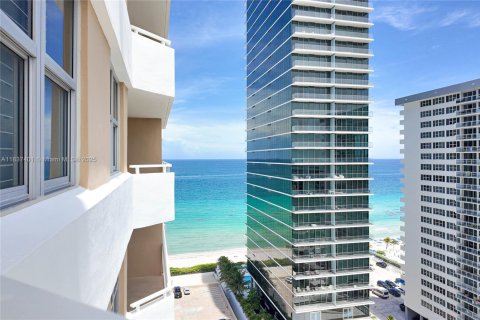 Condominio en alquiler en Hallandale Beach, Florida, 1 dormitorio, 80.82 m2 № 1939985 - foto 1