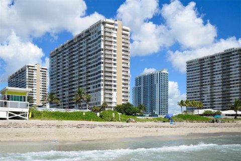 Copropriété à louer à Hallandale Beach, Floride: 1 chambre, 80.82 m2 № 1939985 - photo 17