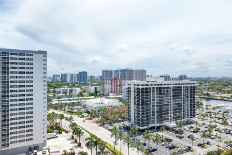 Condominio en alquiler en Hallandale Beach, Florida, 1 dormitorio, 80.82 m2 № 1939985 - foto 9