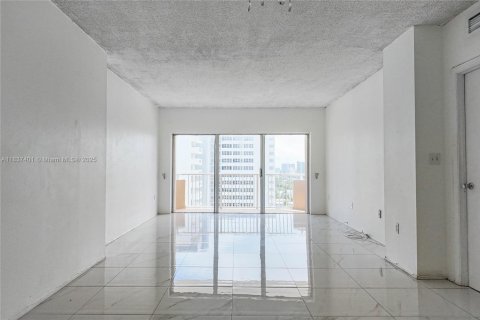 Condominio en alquiler en Hallandale Beach, Florida, 1 dormitorio, 80.82 m2 № 1939985 - foto 3