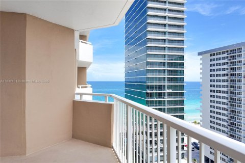 Condominio en alquiler en Hallandale Beach, Florida, 1 dormitorio, 80.82 m2 № 1939985 - foto 10