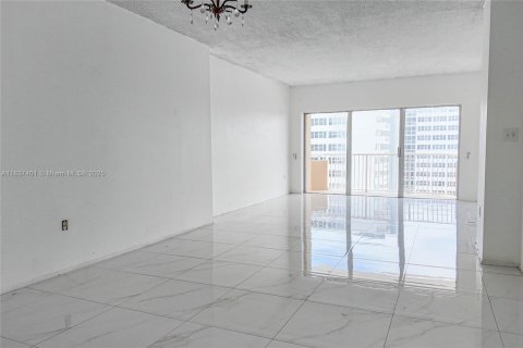 Copropriété à louer à Hallandale Beach, Floride: 1 chambre, 80.82 m2 № 1939985 - photo 2