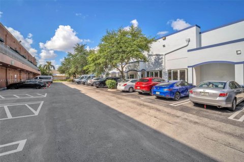 Commercial property in Hialeah, Florida № 1709086 - photo 27