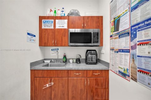 Commercial property in Hialeah, Florida № 1709086 - photo 25