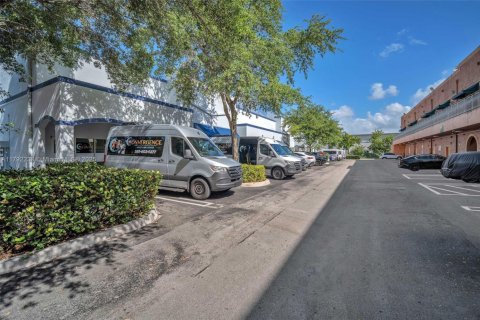 Commercial property in Hialeah, Florida № 1709086 - photo 9