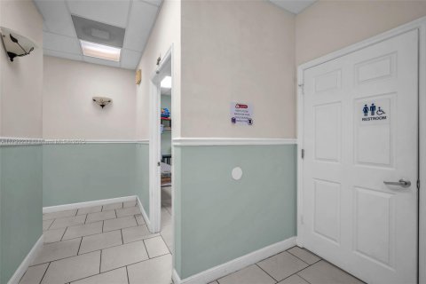 Commercial property in Hialeah, Florida № 1709086 - photo 16