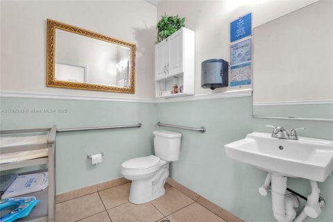 Commercial property in Hialeah, Florida № 1709086 - photo 26