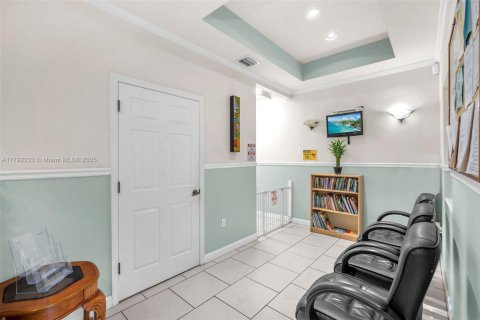 Commercial property in Hialeah, Florida № 1709086 - photo 14