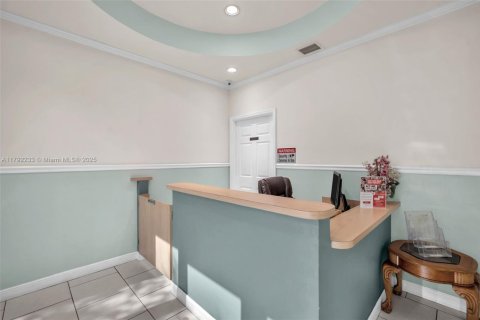 Commercial property in Hialeah, Florida № 1709086 - photo 12