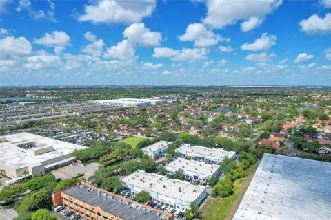 Commercial property in Hialeah, Florida № 1709086 - photo 5