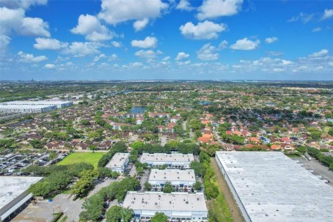 Commercial property in Hialeah, Florida № 1709086 - photo 6