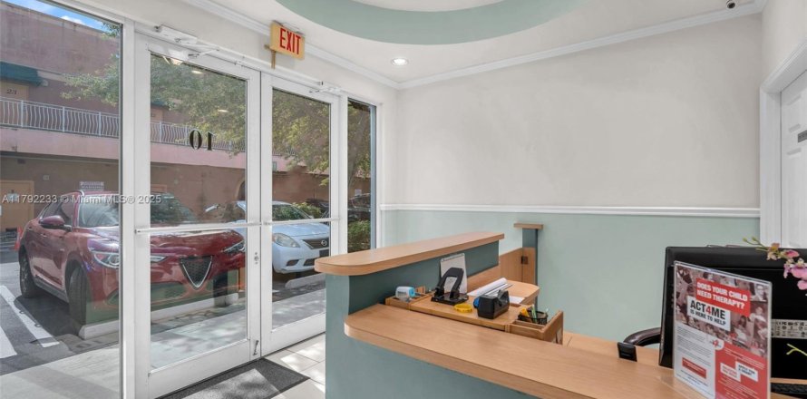 Commercial property in Hialeah, Florida № 1709086