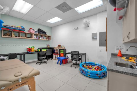 Commercial property in Hialeah, Florida № 1709086 - photo 19
