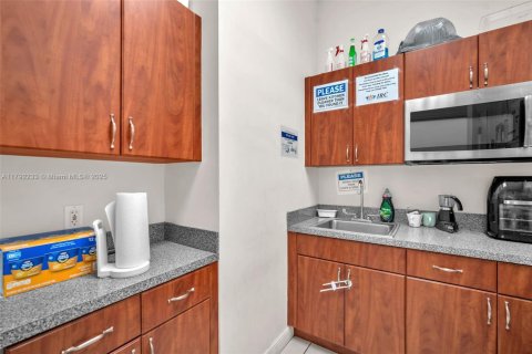 Commercial property in Hialeah, Florida № 1709086 - photo 24