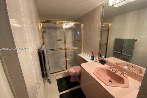 Купить кондоминиум в Халландейл-Бич, Флорида 2 спальни, 121.89м2, № 1982861 - фото 15