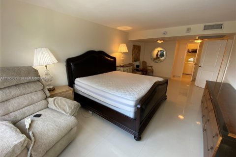 Купить кондоминиум в Халландейл-Бич, Флорида 2 спальни, 121.89м2, № 1982861 - фото 12