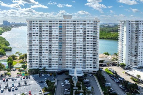 Condominio en venta en Sunny Isles Beach, Florida, 1 dormitorio, 70.79 m2 № 1943113 - foto 2