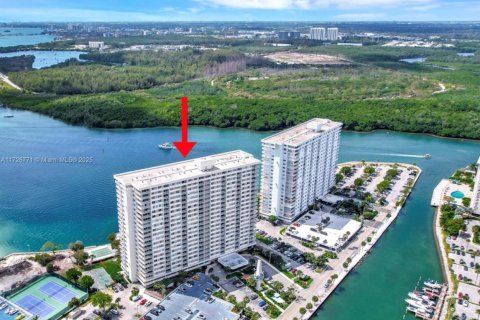 Condominio en Sunny Isles Beach, Florida, 1 dormitorio  № 1943113