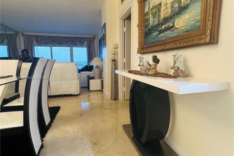 Condominio en venta en Sunny Isles Beach, Florida, 1 dormitorio, 70.79 m2 № 1943113 - foto 13