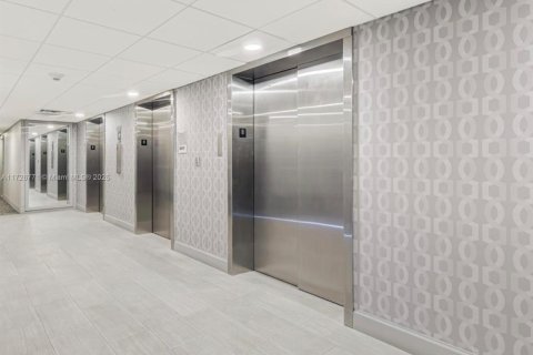 Condominio en venta en Sunny Isles Beach, Florida, 1 dormitorio, 70.79 m2 № 1943113 - foto 9