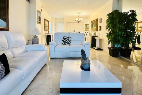 Condominio en venta en Sunny Isles Beach, Florida, 1 dormitorio, 70.79 m2 № 1943113 - foto 10