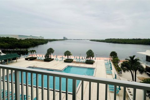 Condominio en venta en Sunny Isles Beach, Florida, 1 dormitorio, 70.79 m2 № 1943113 - foto 3