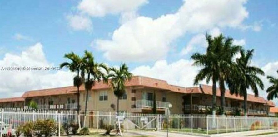 Estudio en el Condominio en Miami Gardens, Florida  № 1952703