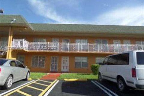 Condominio en venta en Miami Gardens, Florida, 41.81 m2 № 1952703 - foto 2