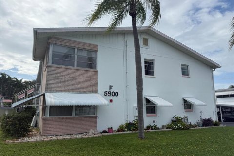 Condominio en Saint Petersburg, Florida, 2 dormitorios  № 2118346