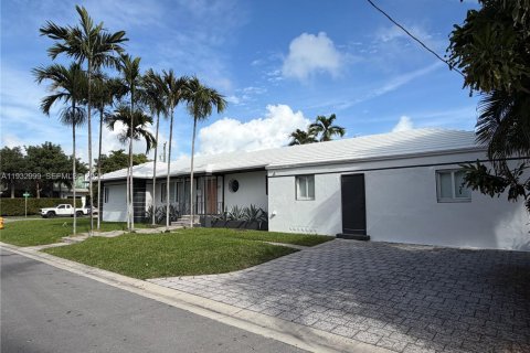 Casa en alquiler en Miami Beach, Florida, 5 dormitorios, 250.65 m2 № 1991380 - foto 2