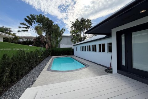 Casa en alquiler en Miami Beach, Florida, 5 dormitorios, 250.65 m2 № 1991380 - foto 30