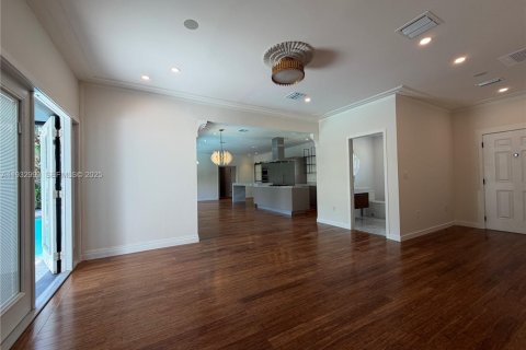 Casa en alquiler en Miami Beach, Florida, 5 dormitorios, 250.65 m2 № 1991380 - foto 9