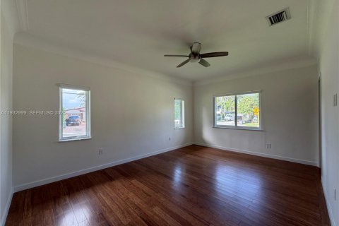 Casa en alquiler en Miami Beach, Florida, 5 dormitorios, 250.65 m2 № 1991380 - foto 19