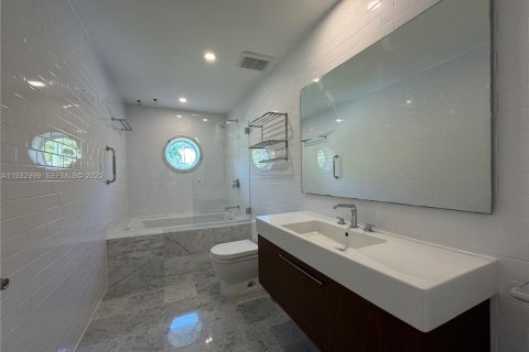 Casa en alquiler en Miami Beach, Florida, 5 dormitorios, 250.65 m2 № 1991380 - foto 23