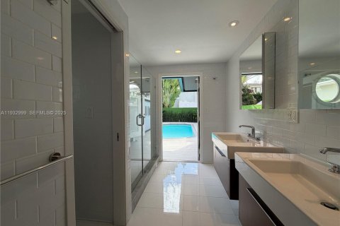 Casa en alquiler en Miami Beach, Florida, 5 dormitorios, 250.65 m2 № 1991380 - foto 17