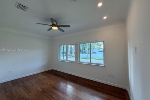 Casa en alquiler en Miami Beach, Florida, 5 dormitorios, 250.65 m2 № 1991380 - foto 24
