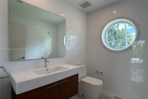 Casa en alquiler en Miami Beach, Florida, 5 dormitorios, 250.65 m2 № 1991380 - foto 28