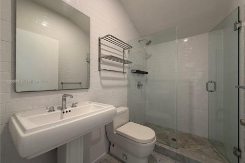 Casa en alquiler en Miami Beach, Florida, 5 dormitorios, 250.65 m2 № 1991380 - foto 27