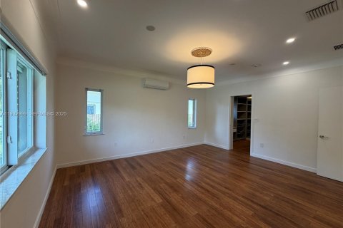 Casa en alquiler en Miami Beach, Florida, 5 dormitorios, 250.65 m2 № 1991380 - foto 13