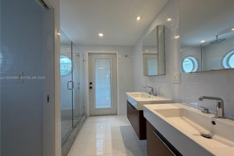 Casa en alquiler en Miami Beach, Florida, 5 dormitorios, 250.65 m2 № 1991380 - foto 16