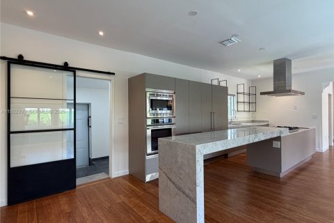 Casa en alquiler en Miami Beach, Florida, 5 dormitorios, 250.65 m2 № 1991380 - foto 4