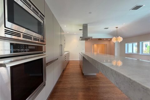 Casa en alquiler en Miami Beach, Florida, 5 dormitorios, 250.65 m2 № 1991380 - foto 7