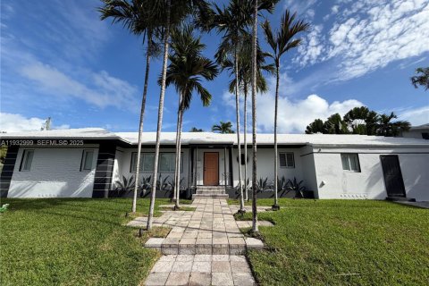 Casa en alquiler en Miami Beach, Florida, 5 dormitorios, 250.65 m2 № 1991380 - foto 1