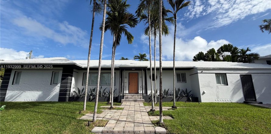 Casa en Miami Beach, Florida 5 dormitorios, 250.65 m2 № 1991380