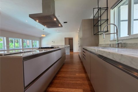 Casa en alquiler en Miami Beach, Florida, 5 dormitorios, 250.65 m2 № 1991380 - foto 8