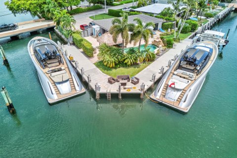House in Fort Lauderdale, Florida 4 bedrooms, 160.26 sq.m. № 2083408