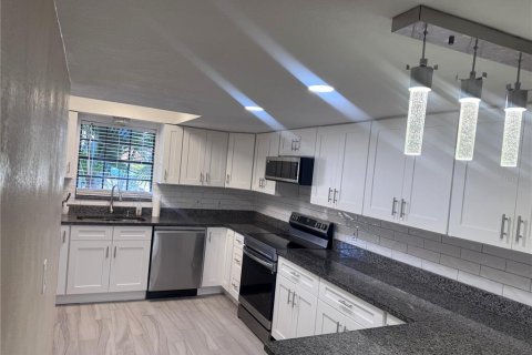 Touwnhouse à vendre à Tampa, Floride: 2 chambres, 115.2 m2 № 2415488 - photo 9