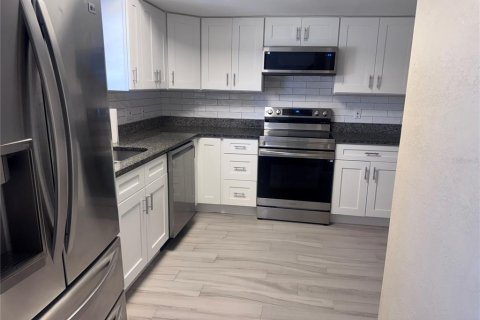 Touwnhouse à vendre à Tampa, Floride: 2 chambres, 115.2 m2 № 2415488 - photo 13