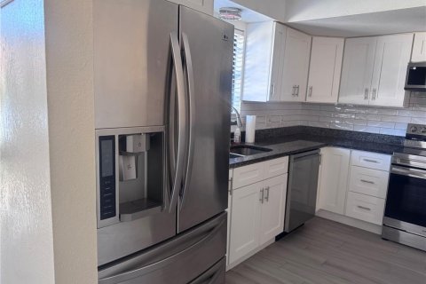Touwnhouse à vendre à Tampa, Floride: 2 chambres, 115.2 m2 № 2415488 - photo 12